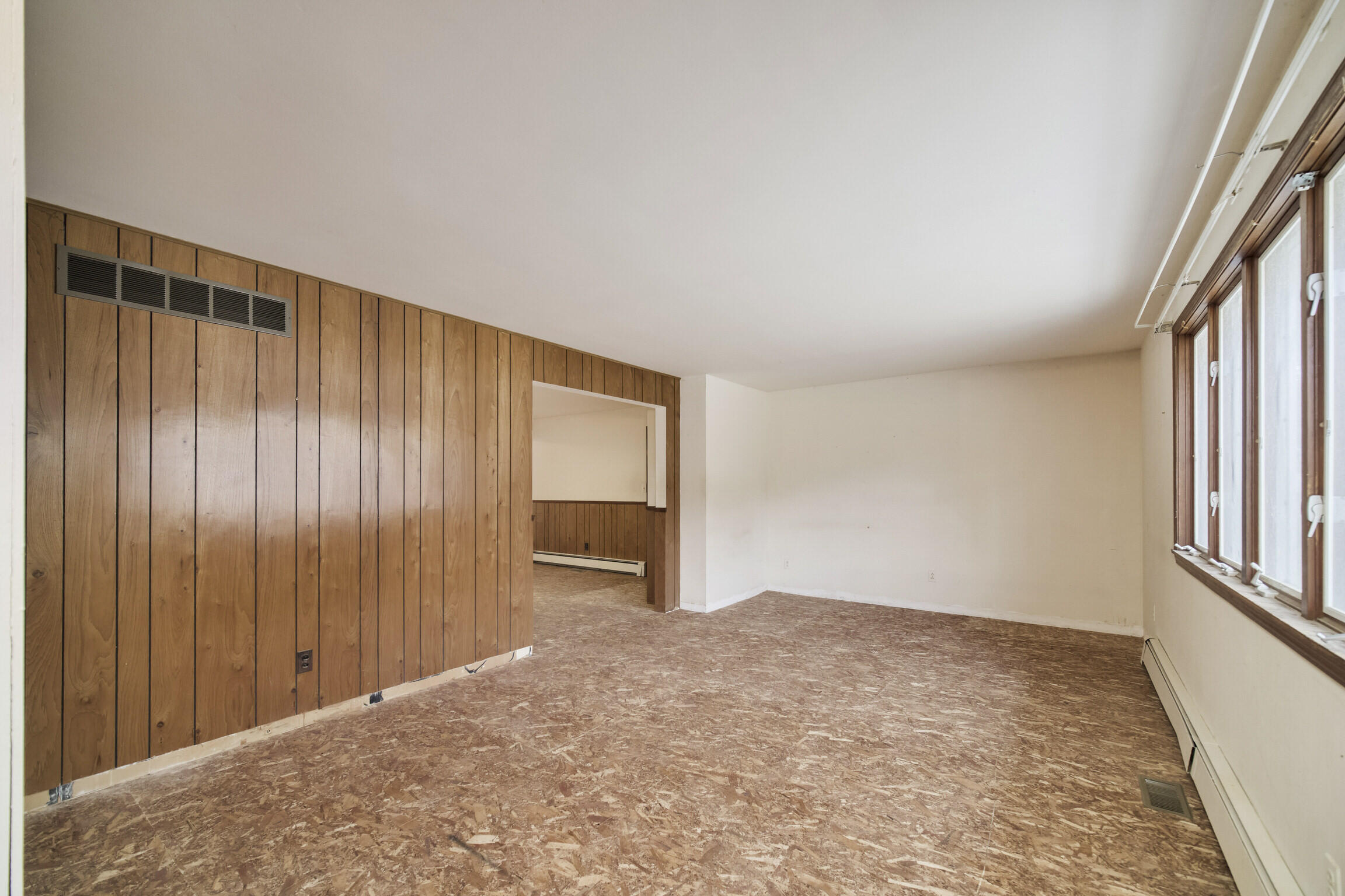 820 Robinson Street Manistee, MI 49660 - Photo 7 of 37 Living Room
