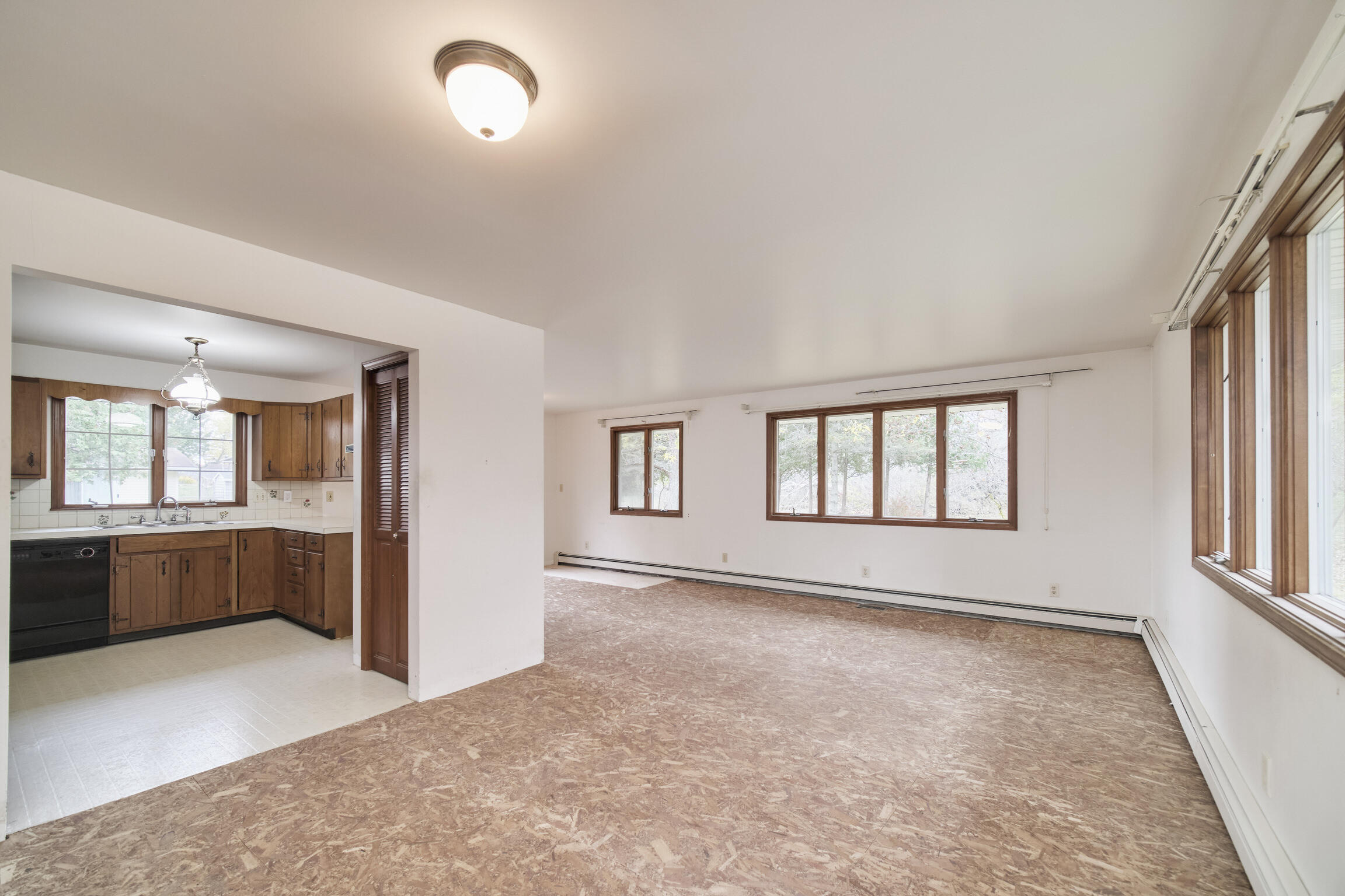 820 Robinson Street Manistee, MI 49660 - Photo 10 of 37 Dining/Family Room
