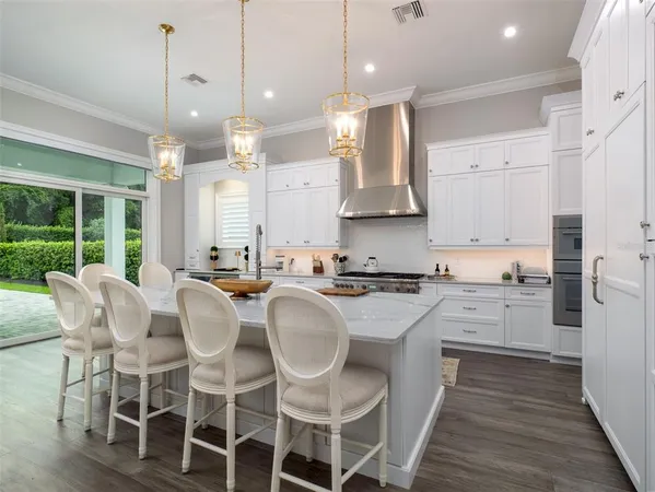a large kitchen with kitchen island a large island in it