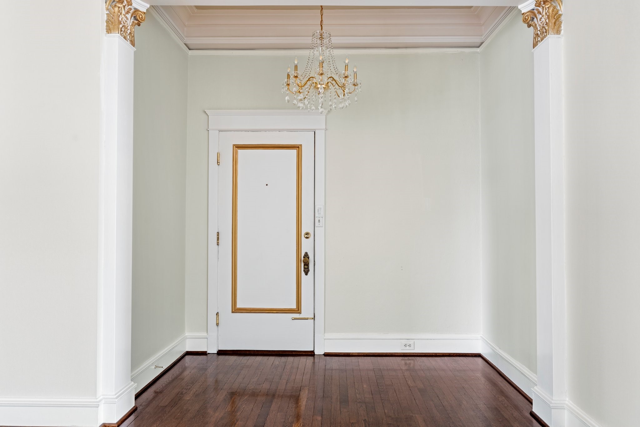 1700 Main Street, Unit 7B Houston, TX 77002 - Photo 13 of 50 a view of a hallway with wooden floor and a window