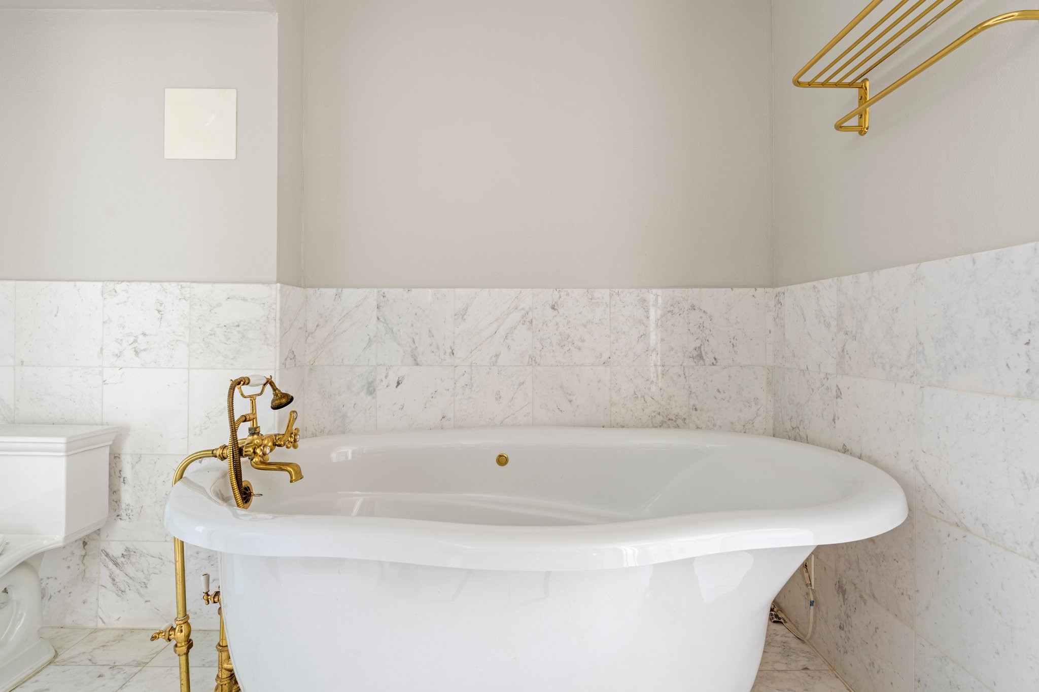 1700 Main Street, Unit 7B Houston, TX 77002 - Photo 32 of 50 a bathroom with a bathtub