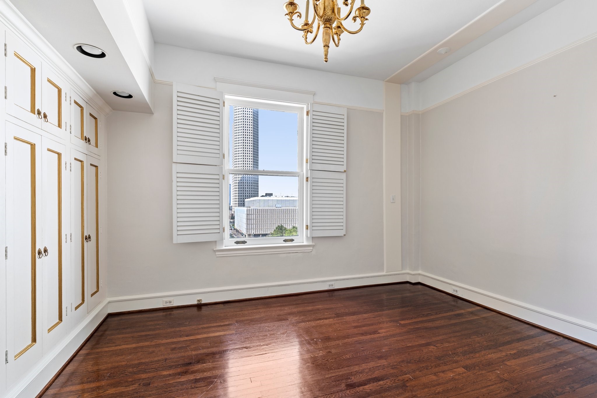 1700 Main Street, Unit 7B Houston, TX 77002 - Photo 33 of 50 a view of an empty room with wooden floor and a window