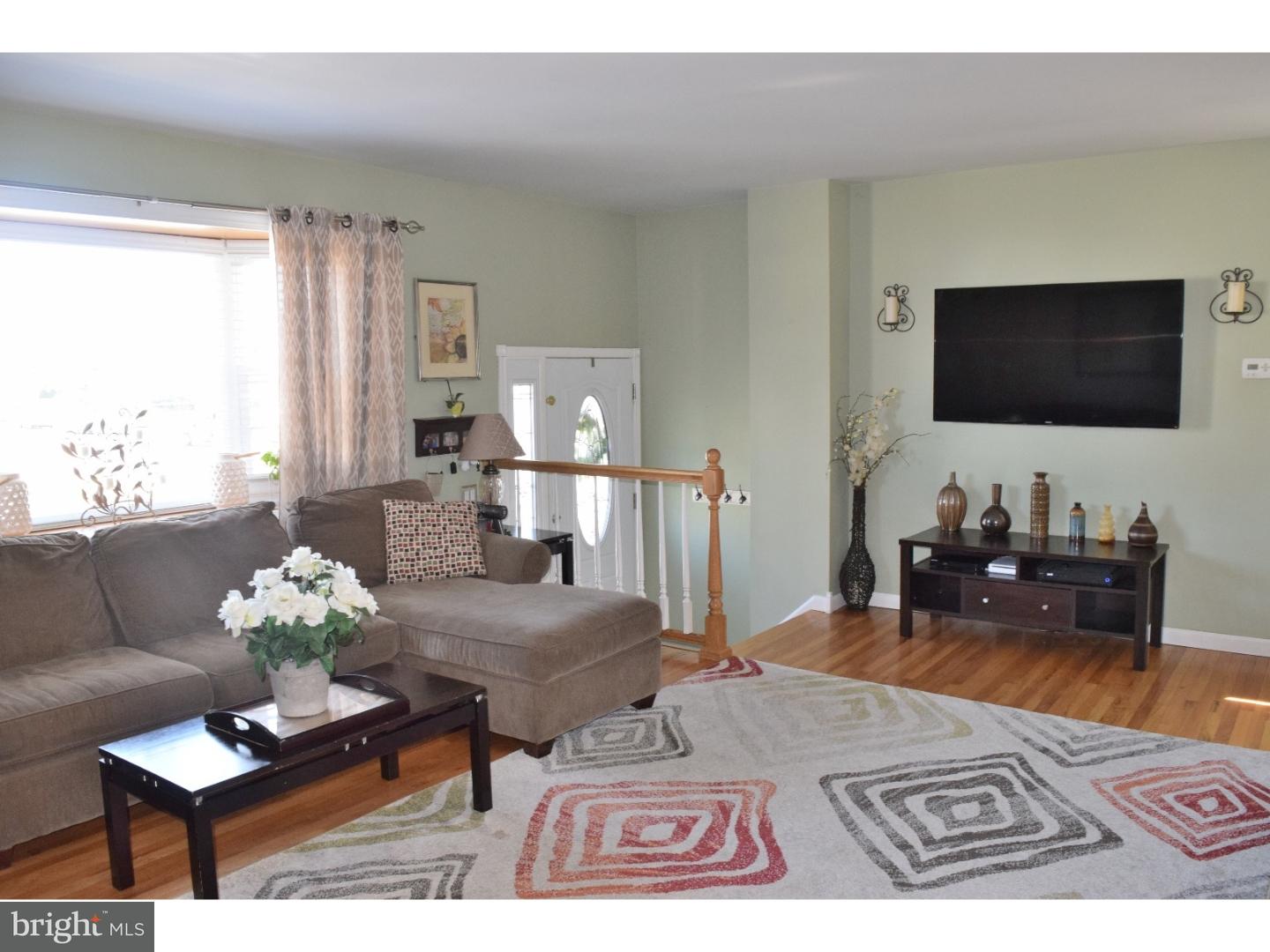 12600 Chilton Road Philadelphia, PA 19154 - Photo 4 of 25 Living Room