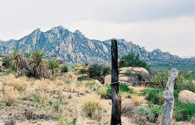 a view of a houses with a yard