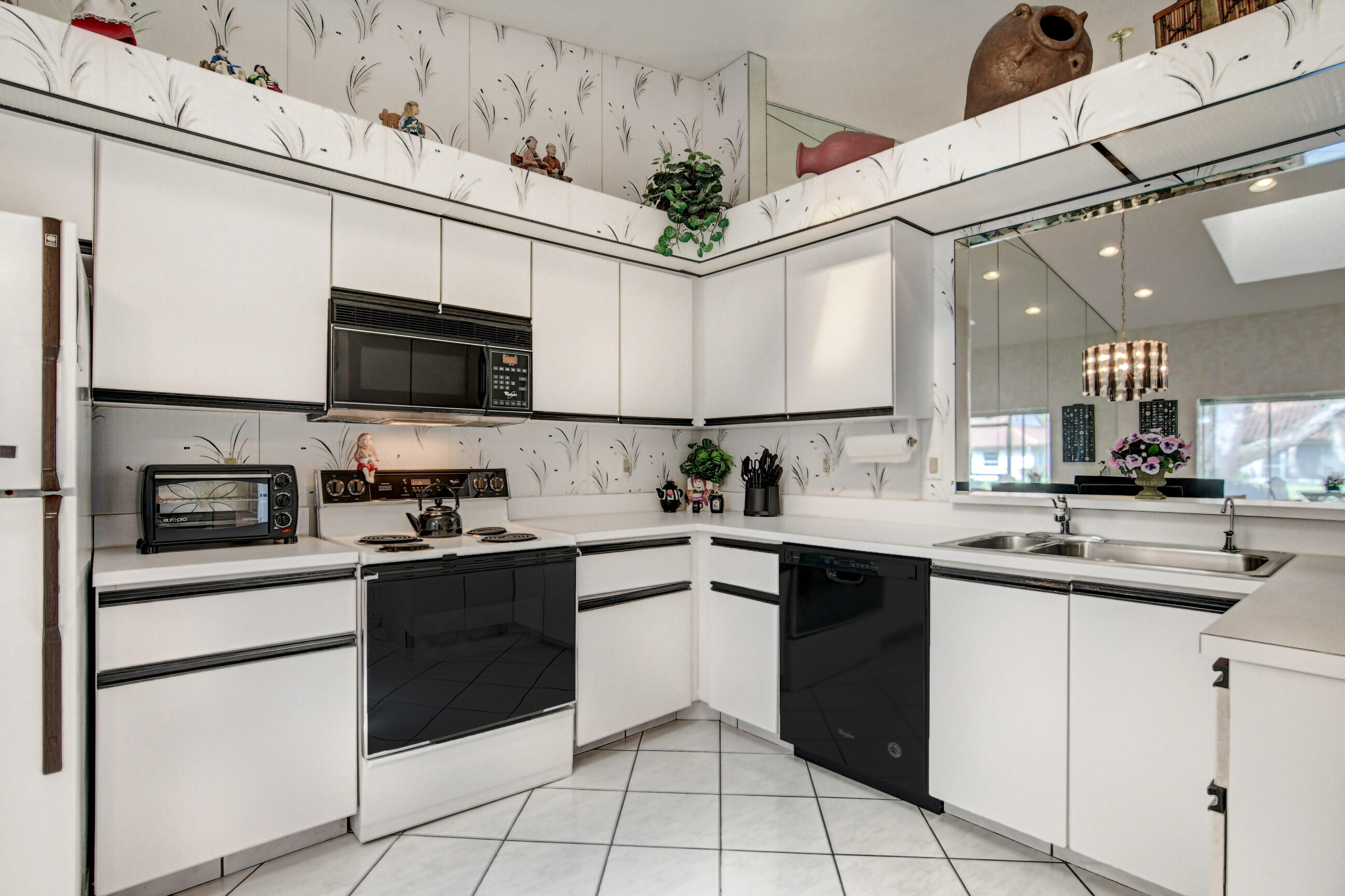 6359 Mill Pointe Circle Delray Beach, FL 33484 - Photo 21 of 57 Bright kitchen