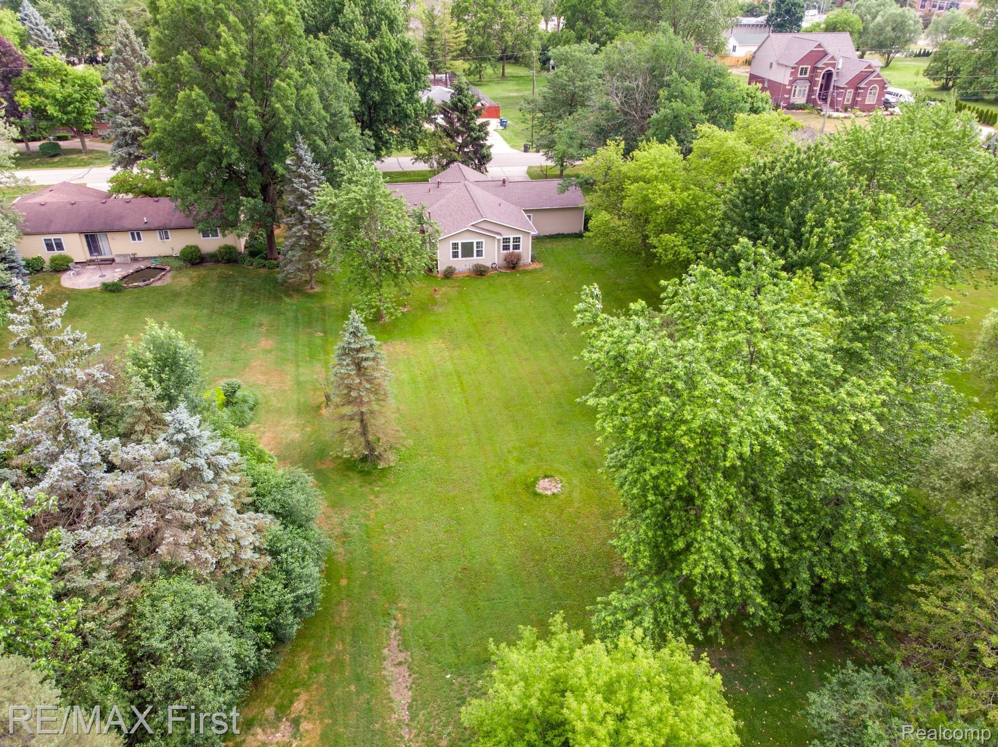 930 Grace Avenue Rochester, MI 48307 - Photo 2 of 35 930 GRACE AVE-33.jpg