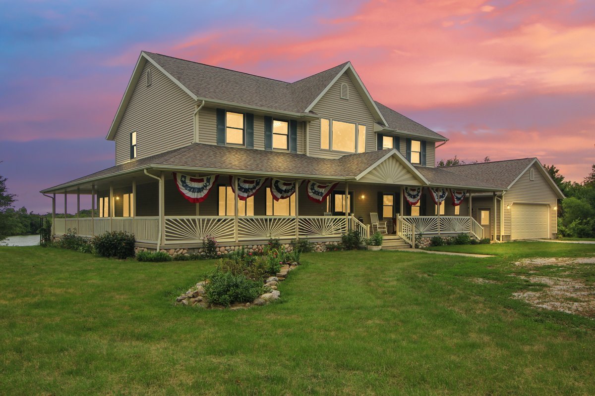 10739-451 North 1300 E Road Chenoa, IL 61726 - Photo 1 of 55 a front view of a house with a garden