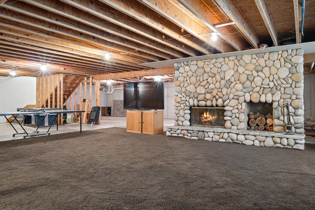 10739-451 North 1300 E Road Chenoa, IL 61726 - Photo 33 of 55 a view of a hall with an empty room