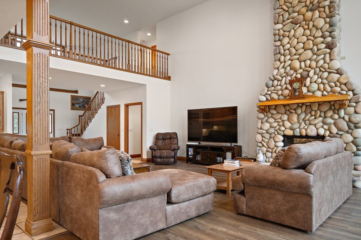 10739-451 North 1300 E Road Chenoa, IL 61726 - Photo 9 of 55 a living room with furniture and a flat screen tv