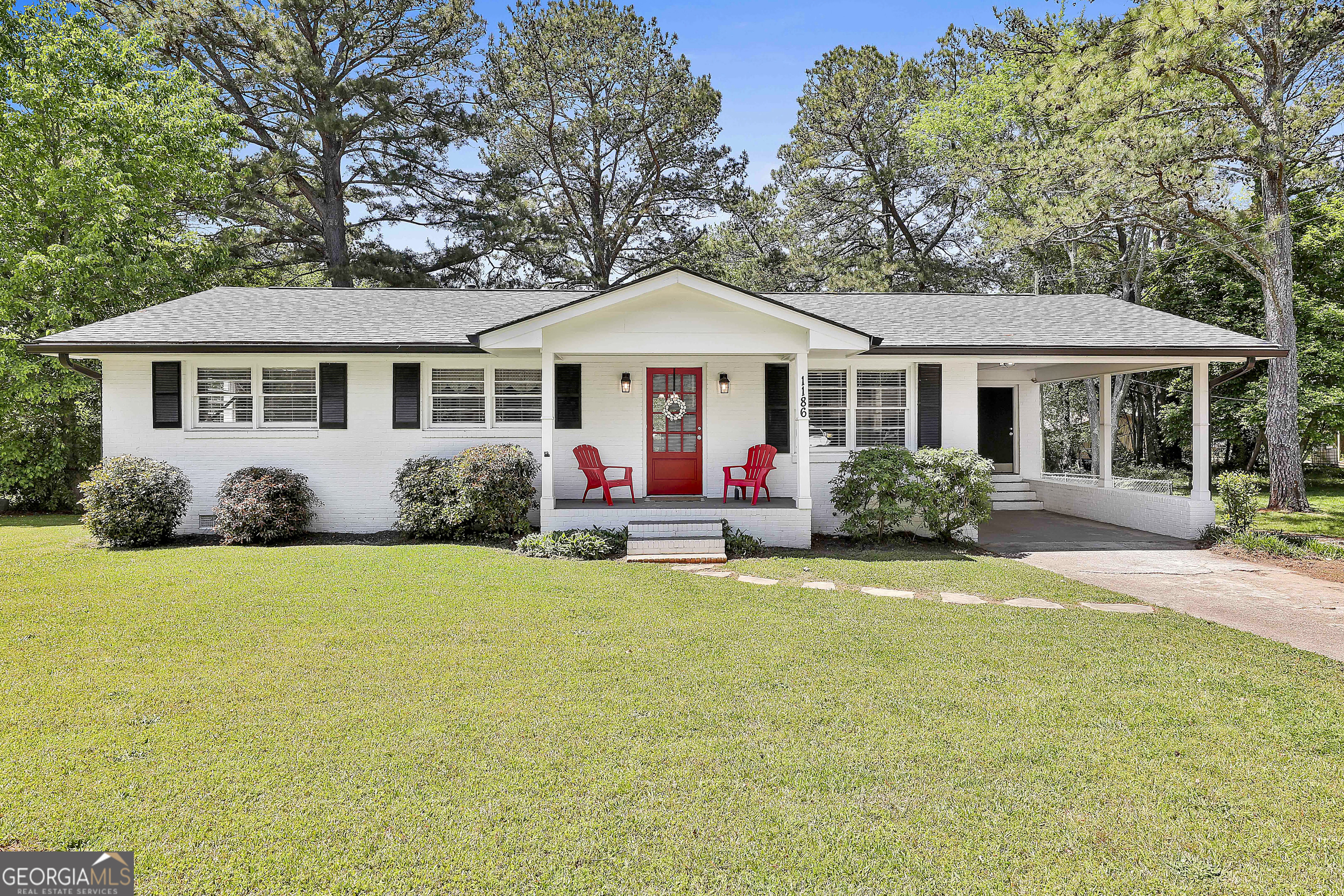 1186 Roscoe Road Newnan, GA 30263 - Photo 1 of 1 a front view of house with yard and green space
