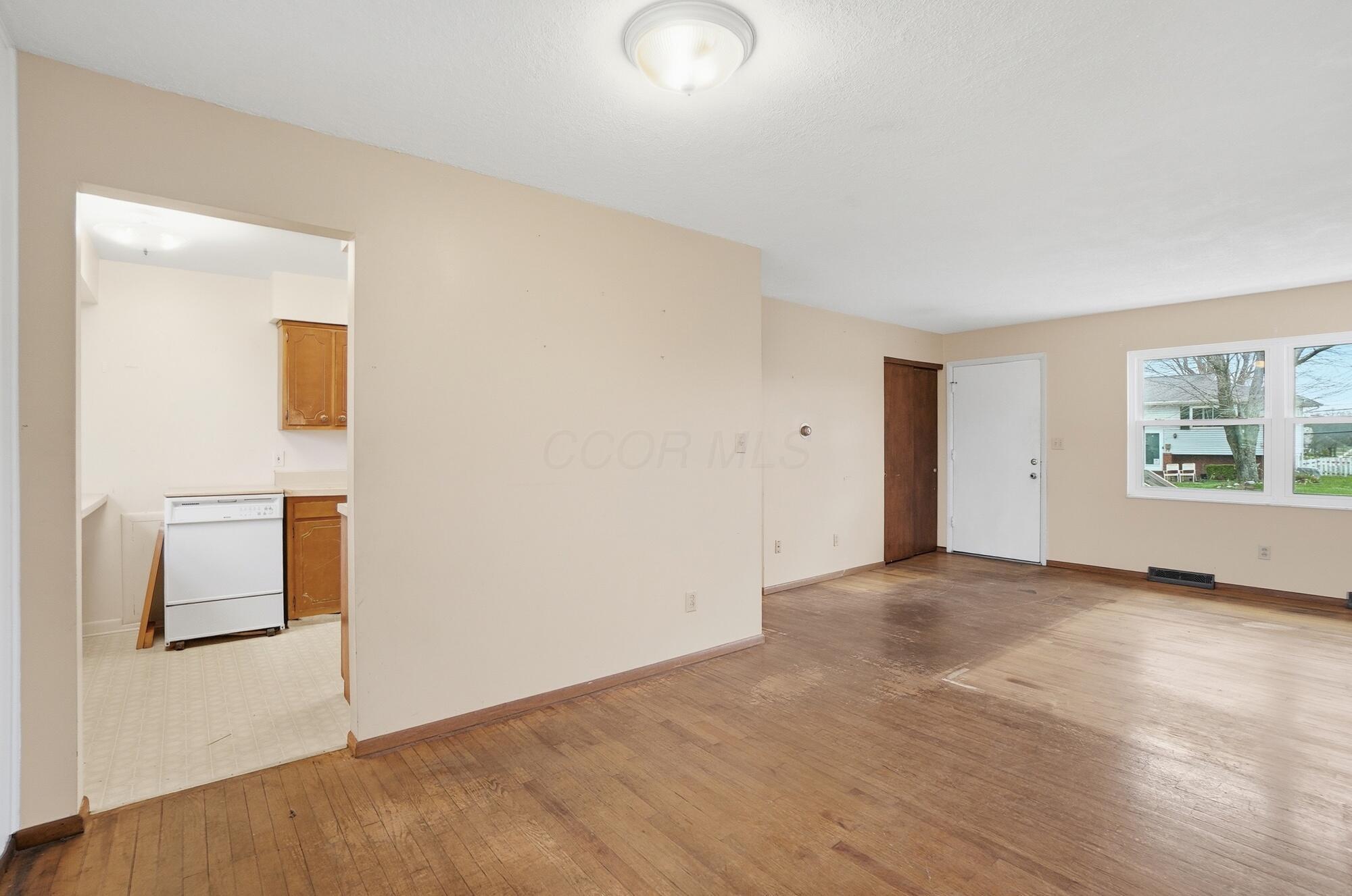 6365 Faircrest Road Columbus, OH 43229 - Photo 9 of 36 044