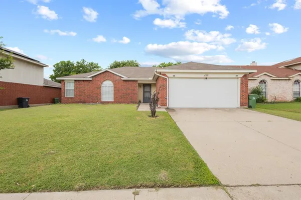 $2,300 | 6720 Elk Trail, Arlington, TX 76002
