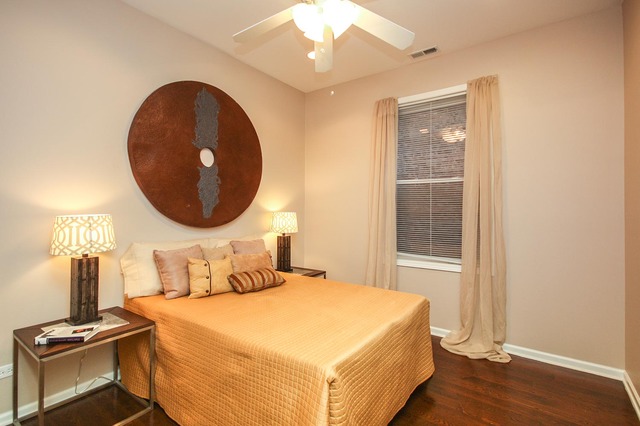 4115 South Drexel Boulevard, Unit 2F Chicago, IL 60653 - Photo 13 of 17 a bedroom with a bed and a lamp