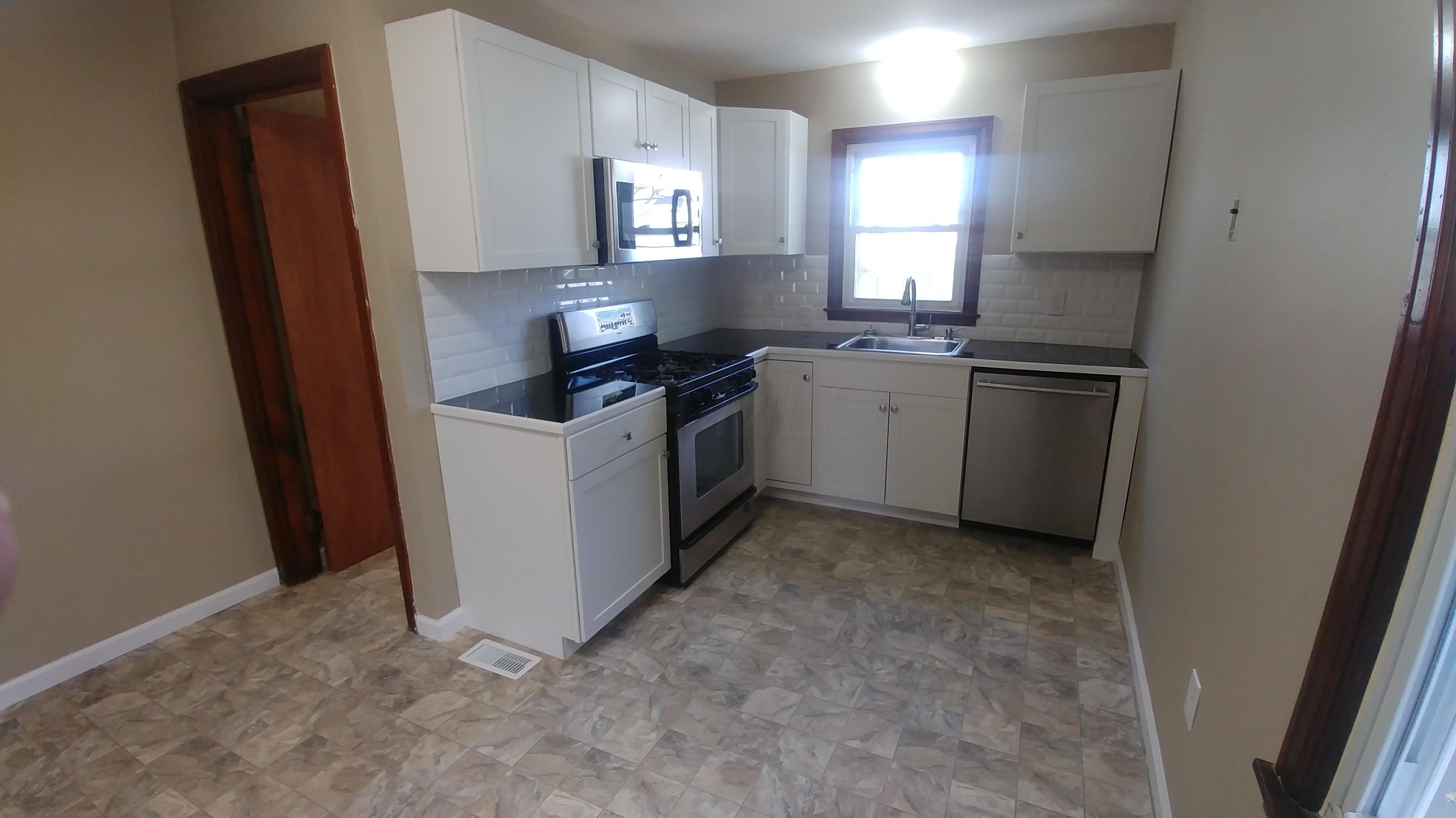 533 Elaine Road Whitehall, OH 43213 - Photo 2 of 17 Gallery Image 2