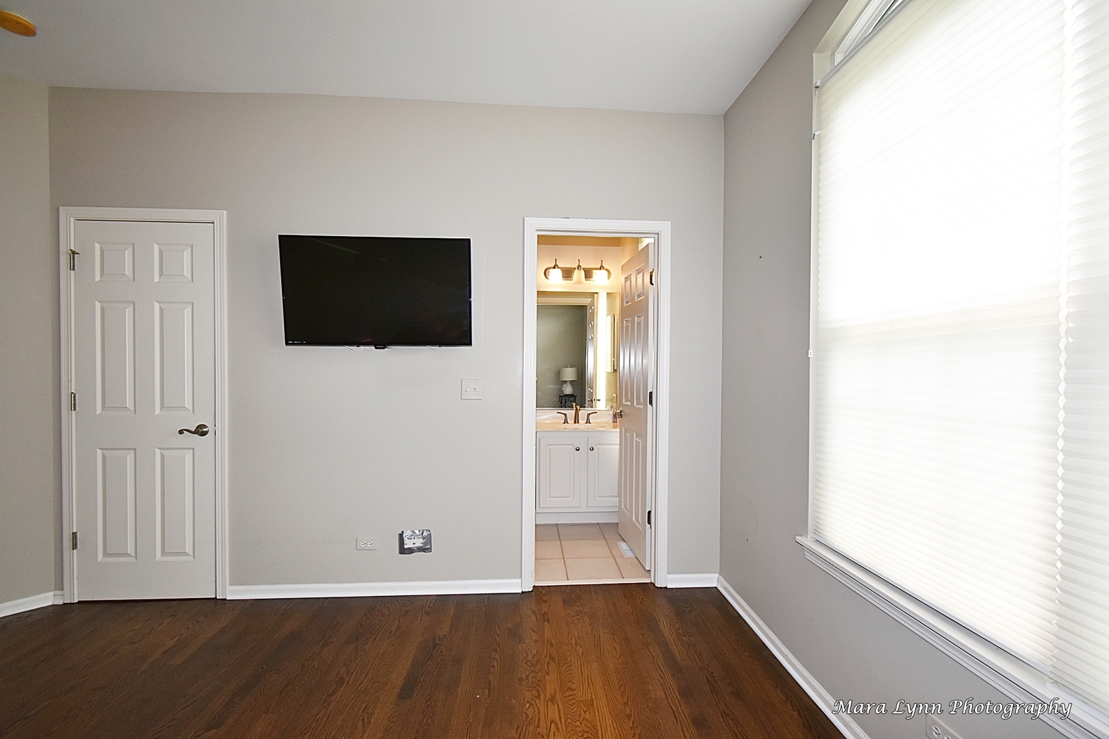 714 Viewpointe Drive St. Charles, IL 60174 - Photo 16 of 31 a view of a livingroom with wooden floor