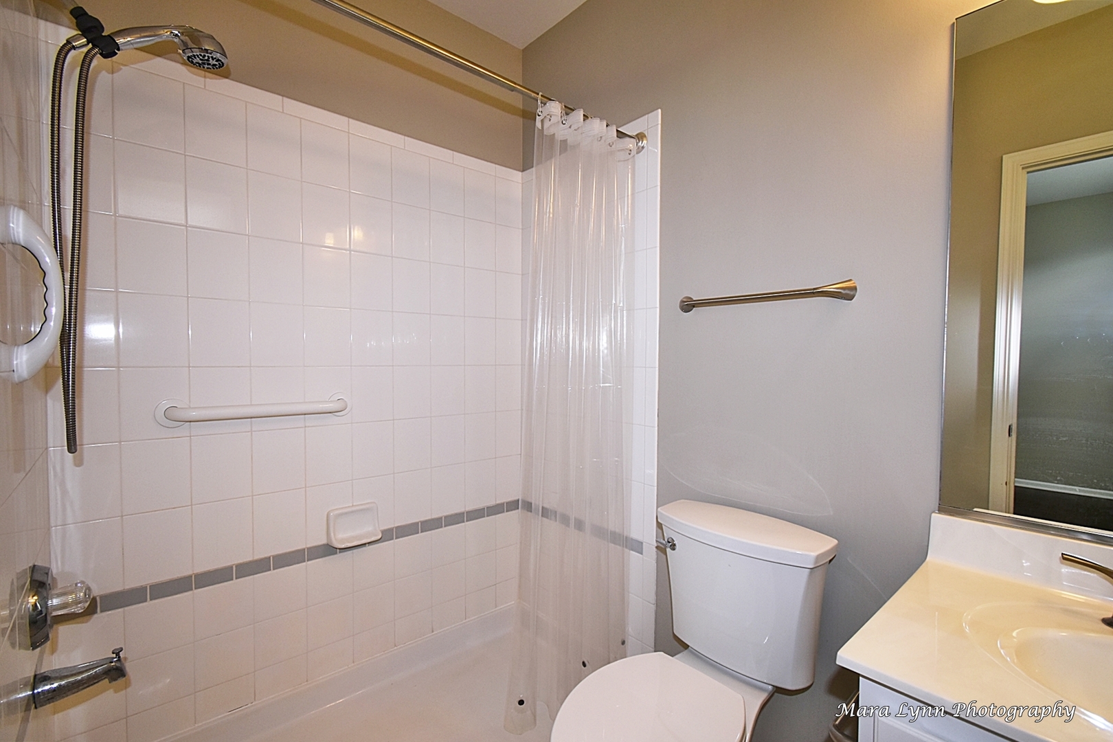 714 Viewpointe Drive St. Charles, IL 60174 - Photo 17 of 31 a bathroom with a toilet and a shower