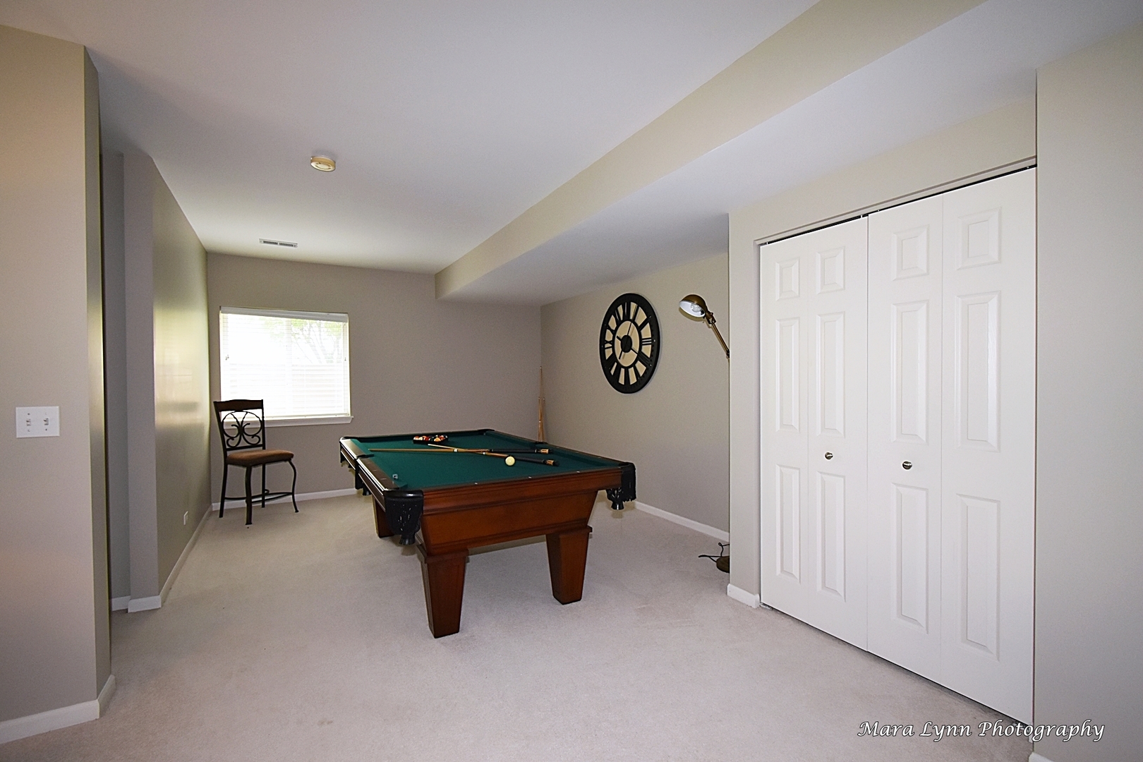 714 Viewpointe Drive St. Charles, IL 60174 - Photo 24 of 31 a living room with furniture and a table