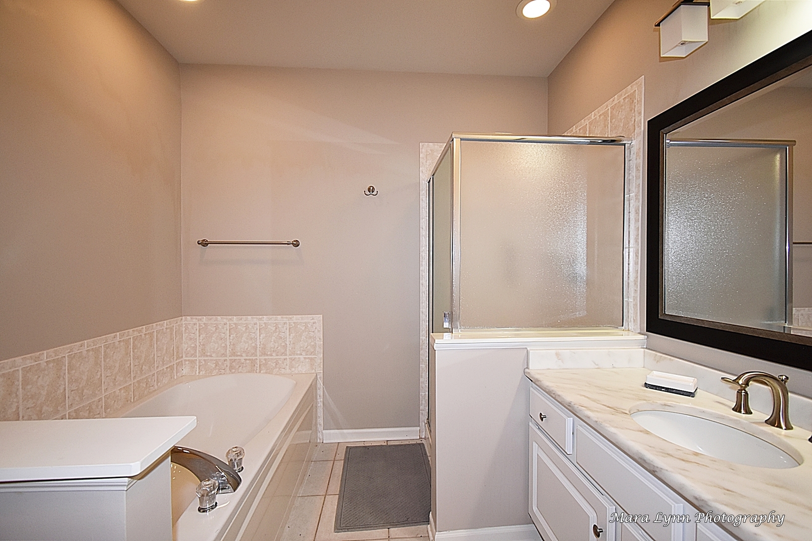 714 Viewpointe Drive St. Charles, IL 60174 - Photo 26 of 31 a bathroom with a tub sink and mirror