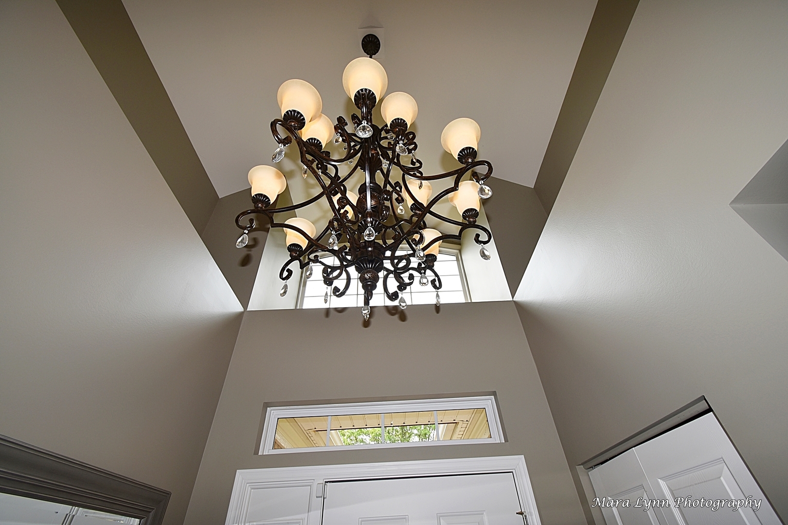 714 Viewpointe Drive St. Charles, IL 60174 - Photo 3 of 31 a close view of light fixtures