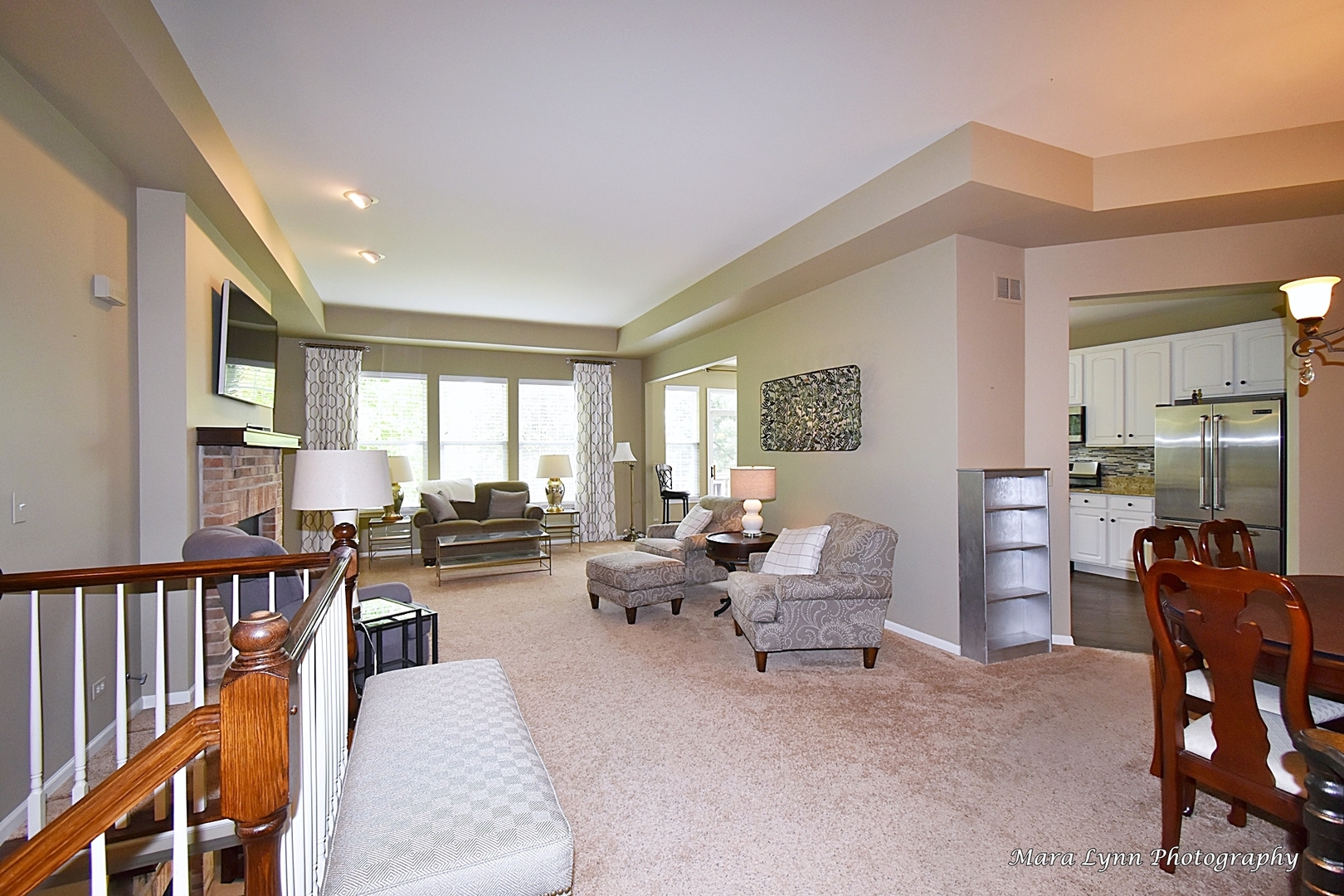 714 Viewpointe Drive St. Charles, IL 60174 - Photo 4 of 31 a living room with furniture and a large window