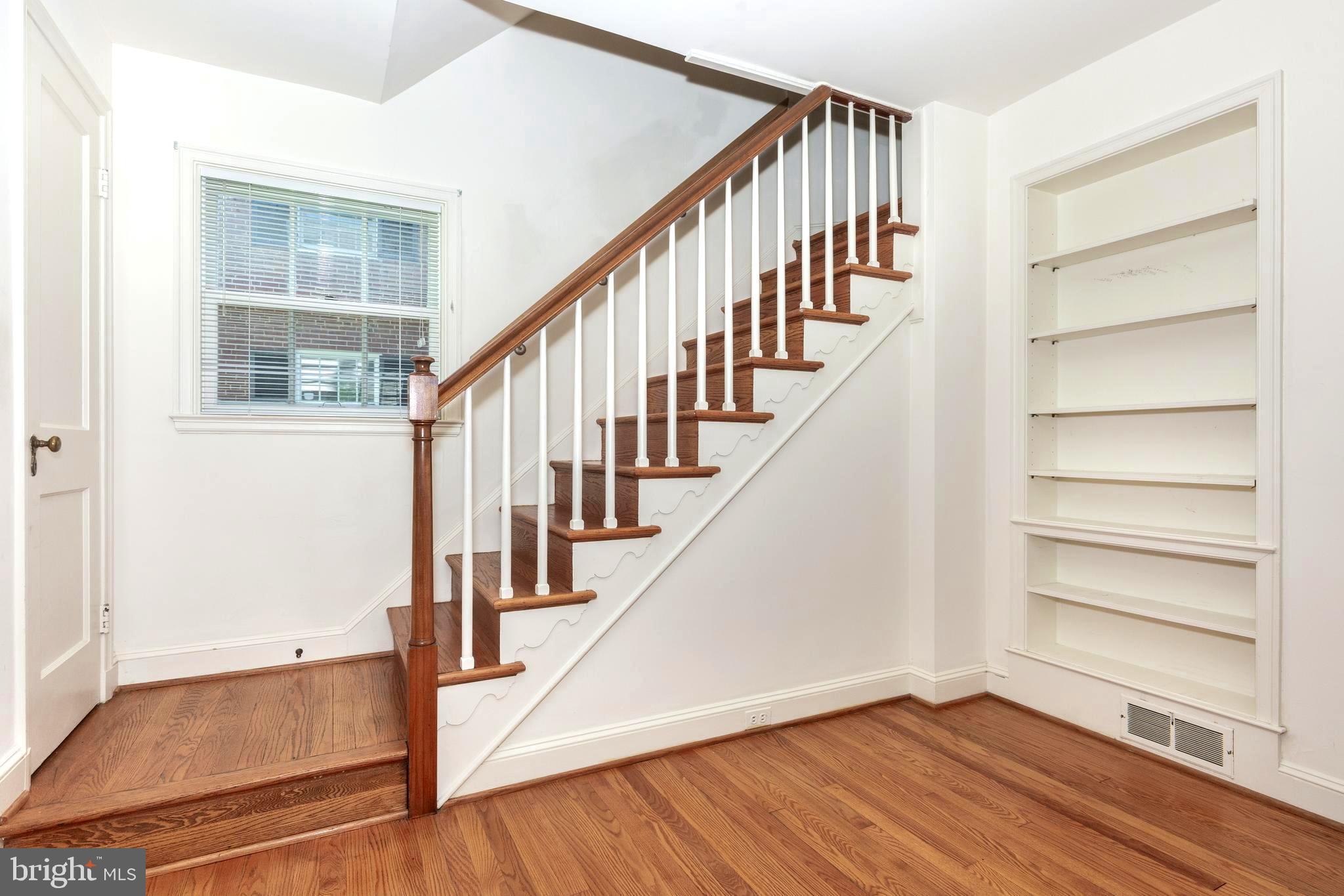323 Broadmoor Road Baltimore, MD 21212 - Photo 14 of 40 Staircase to the second level