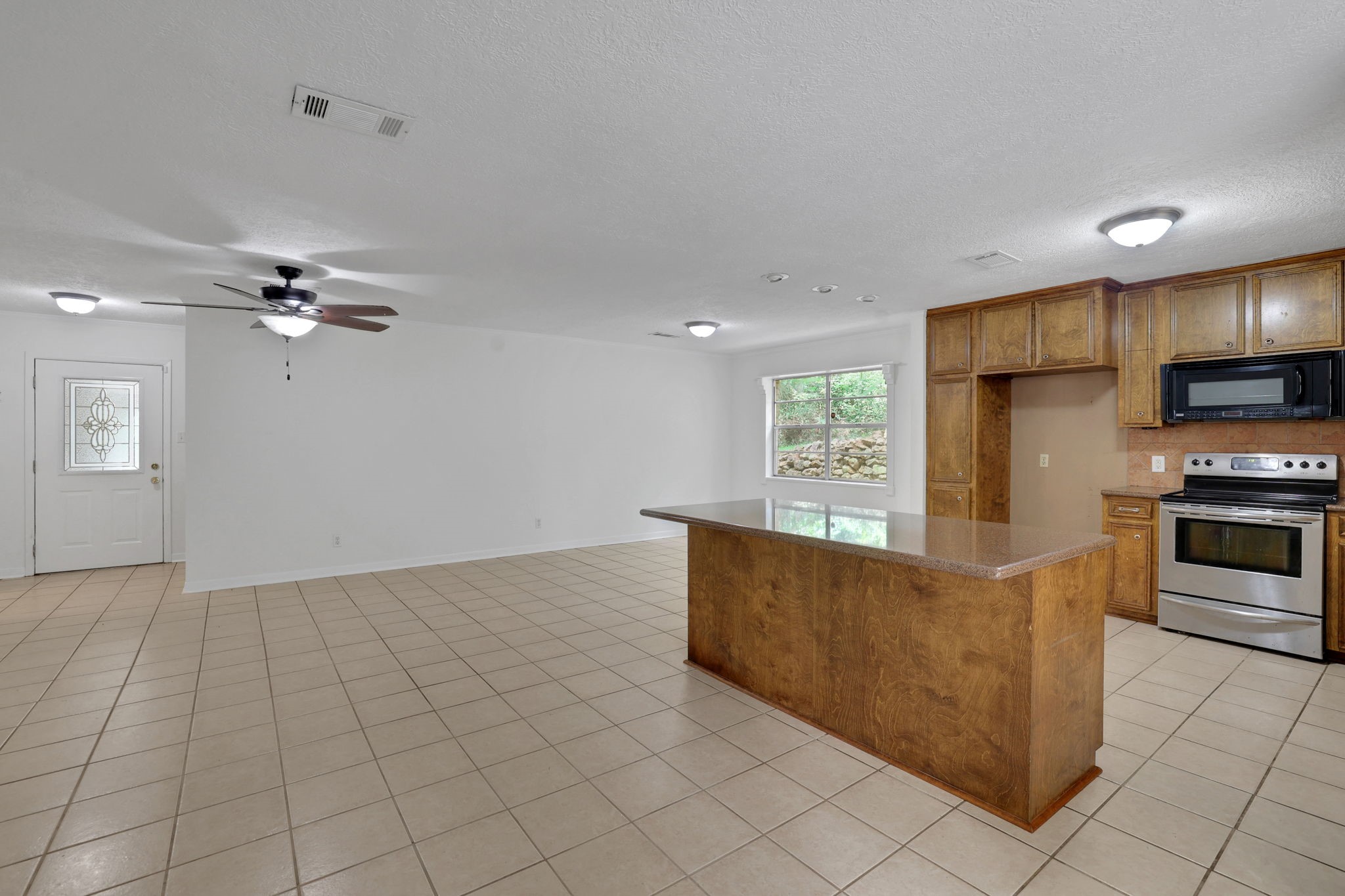 113 Hillendale Street Livingston, TX 77351 - Photo 8 of 36 The breakfast bar provides space for casual dining