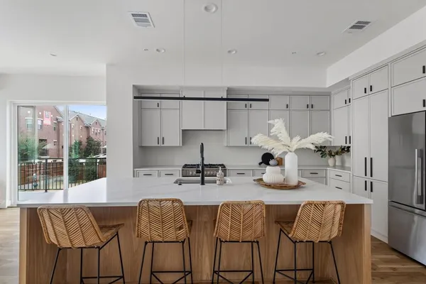 $5,550 | 4330 Dickason Avenue, Unit 101, Dallas, TX 75219