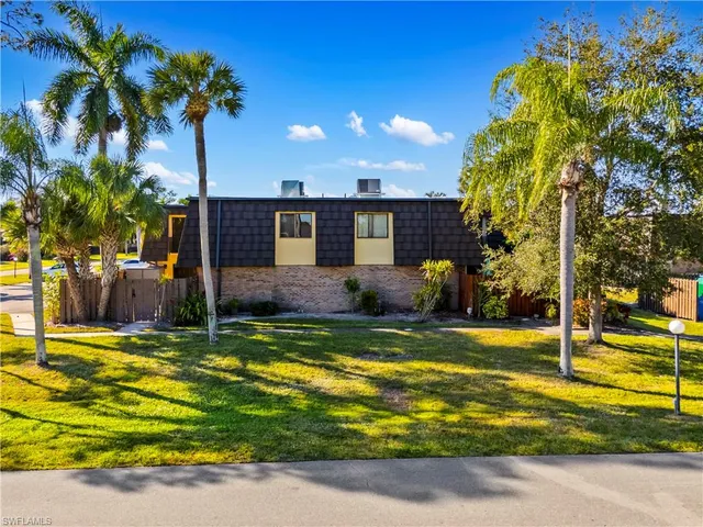 $269,500 | 4001 Sandlewood Lane, Unit 4, Fort Myers, FL 33907