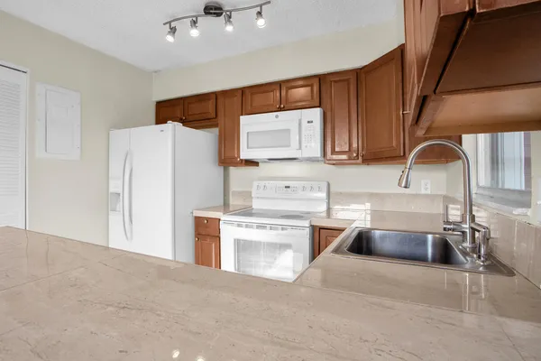 $2,000 | 1100 Southeast 4th Avenue, Unit 37, Deerfield Beach, FL 33441