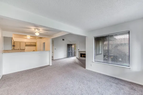 a view of livingroom with furniture