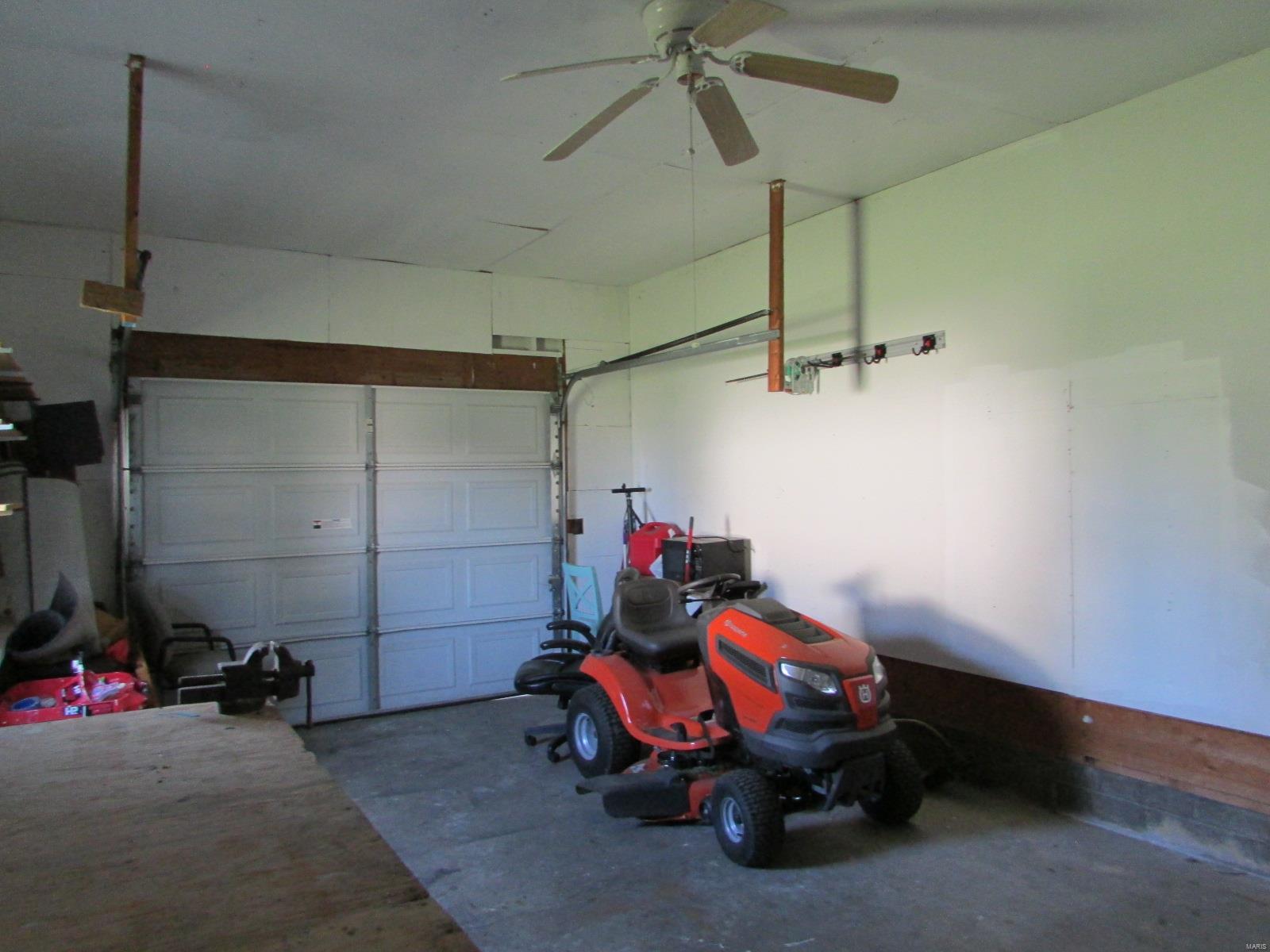 1918 West County Road Jerseyville, IL 62052 - Photo 15 of 33 Gallery Image 15