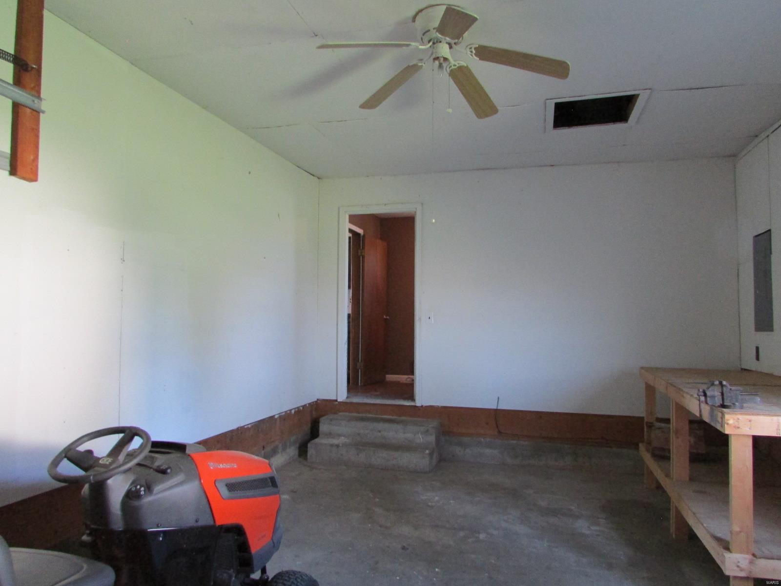 1918 West County Road Jerseyville, IL 62052 - Photo 16 of 33 Gallery Image 16