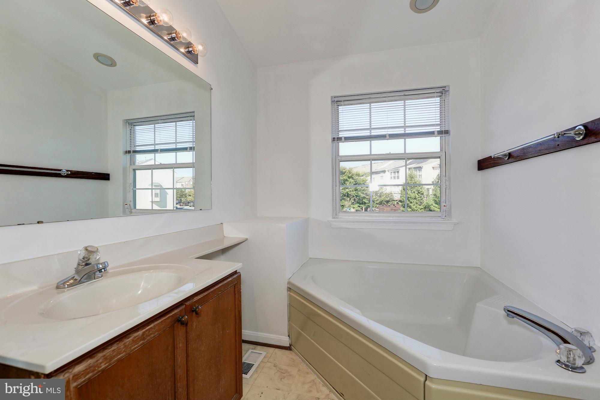 2252 Wetherburne Way Frederick, MD 21702 - Photo 15 of 30 Bath (Master)