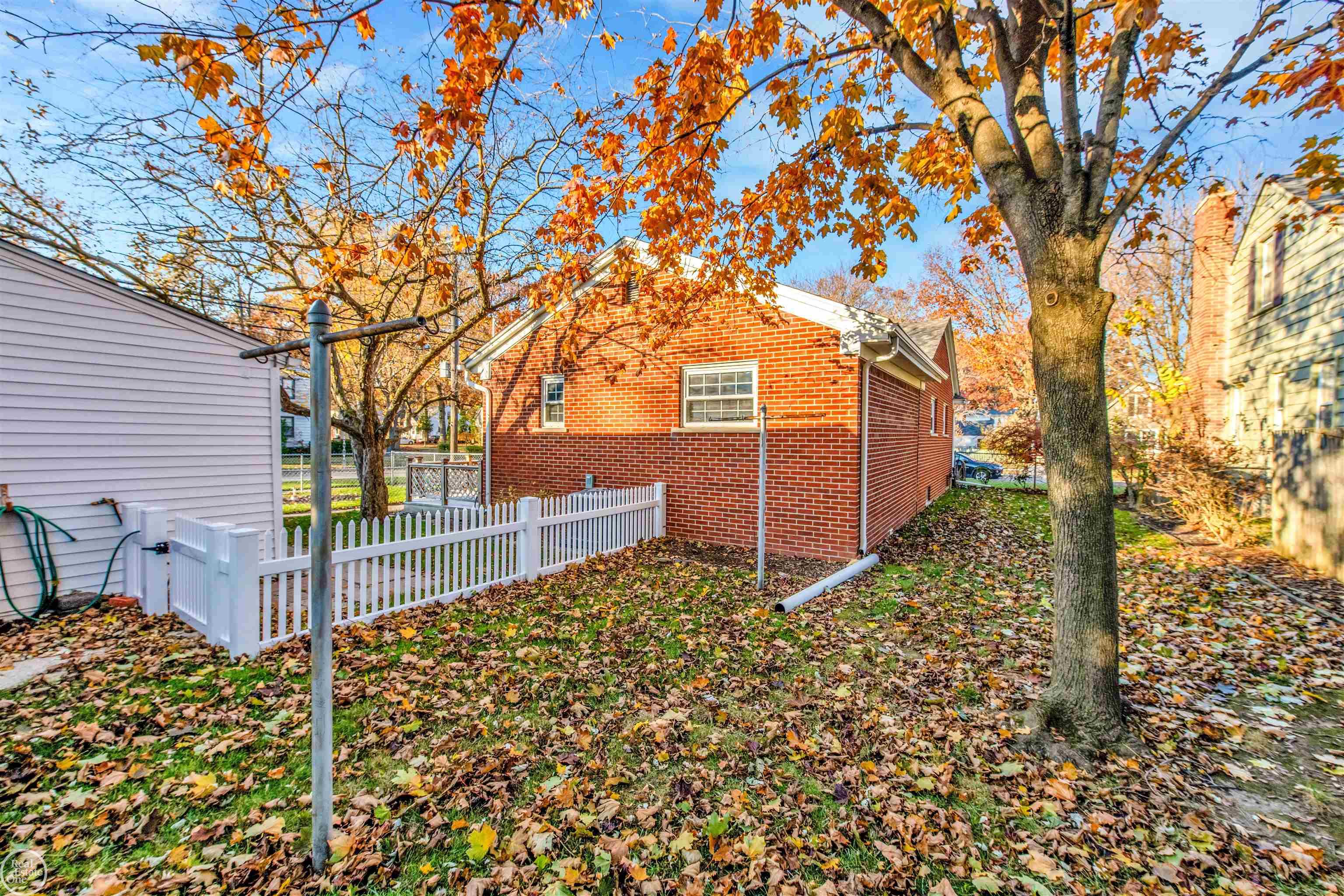 2079 Hampton Road Grosse Pointe, MI 48236 - Photo 35 of 39 50127742-34.JPG
