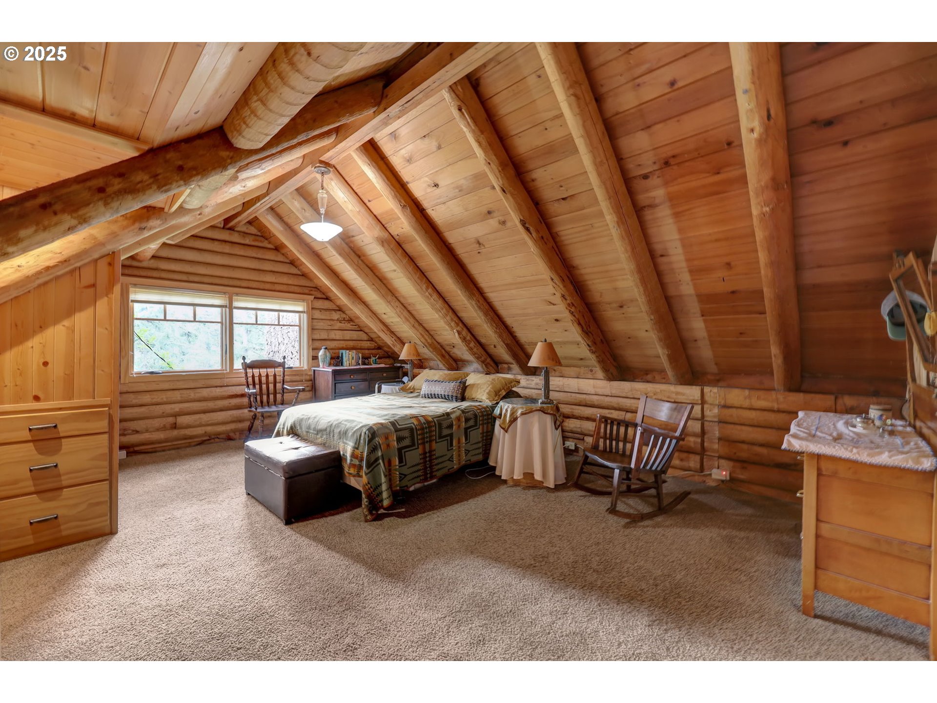 84771 Murdock Road Eugene, OR 97405 - Photo 30 of 46 a spacious bedroom with a bed a table and chair