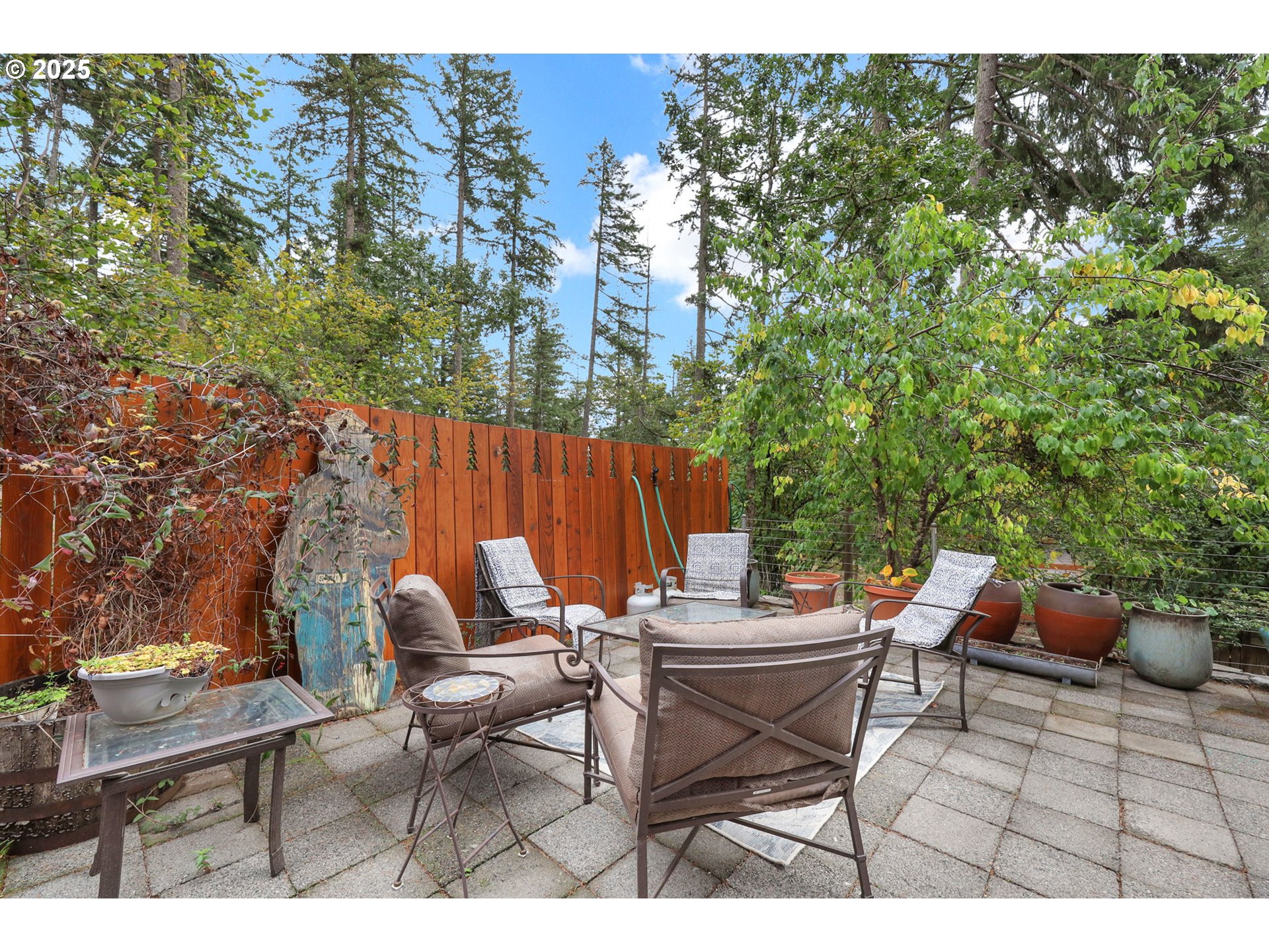 84771 Murdock Road Eugene, OR 97405 - Photo 36 of 46 a backyard of a house with a table and chairs