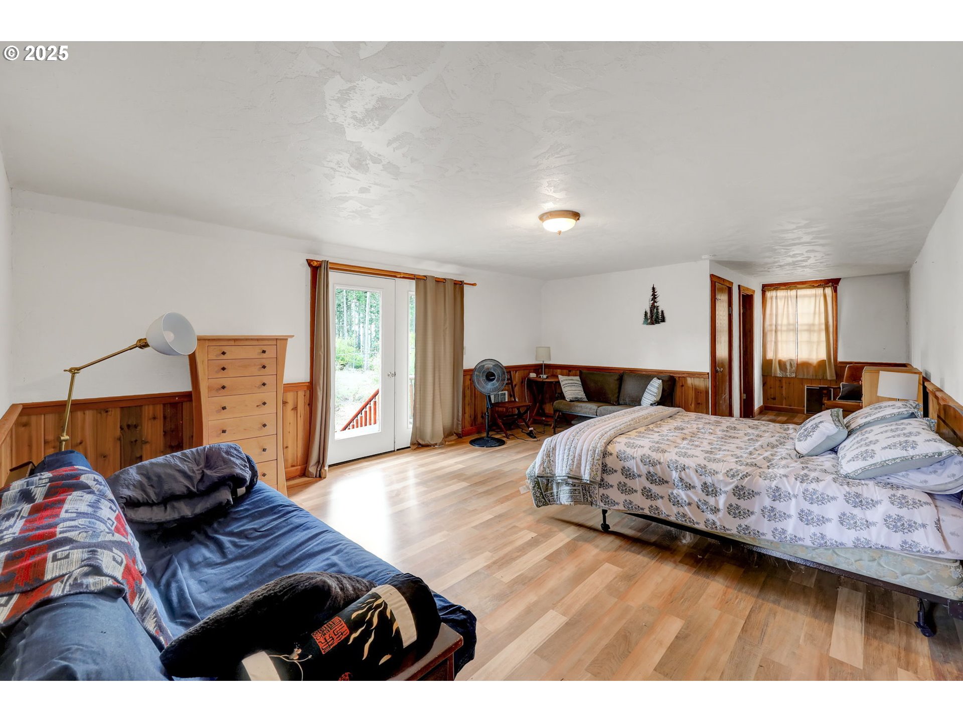 84771 Murdock Road Eugene, OR 97405 - Photo 41 of 46 a bedroom with a bed and window