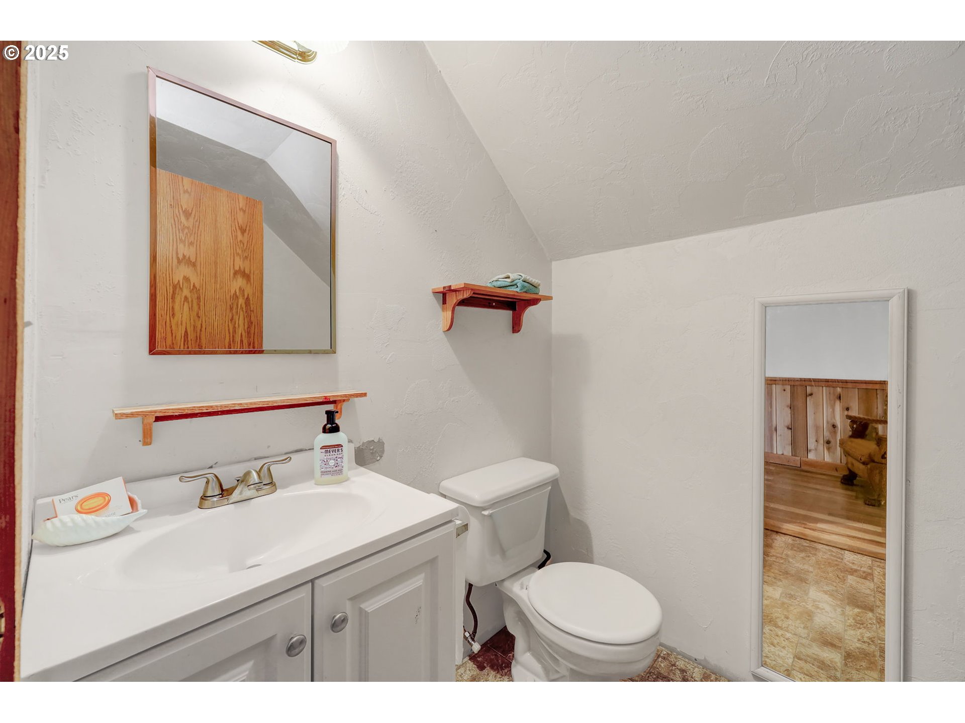84771 Murdock Road Eugene, OR 97405 - Photo 43 of 46 a bathroom with a toilet a sink and mirror