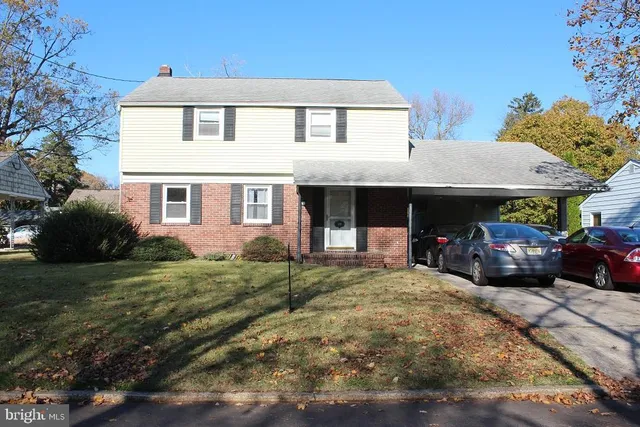 a view of a house with a yard and garage