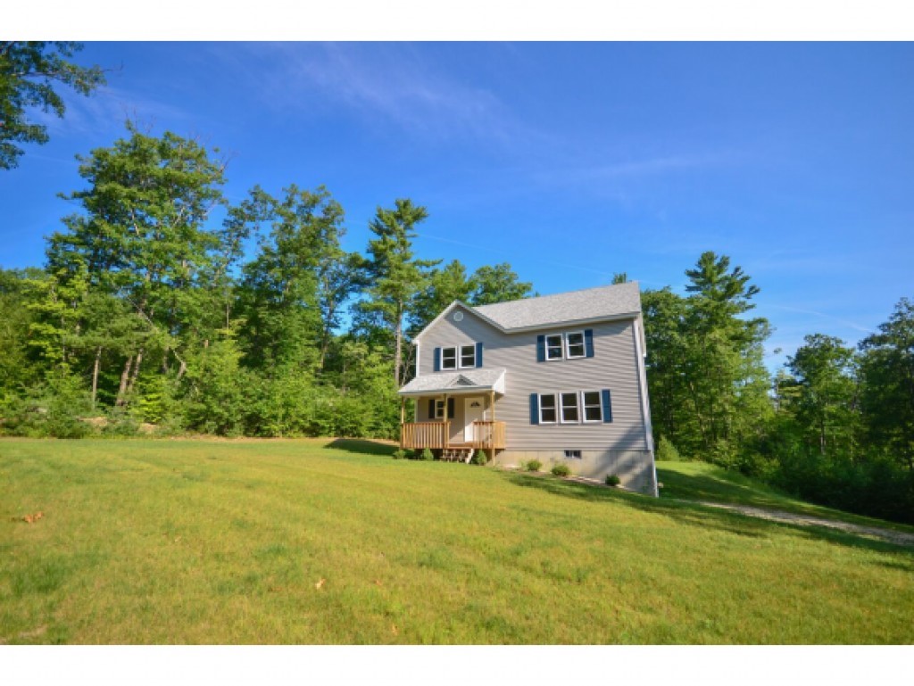 81 Deerfield Road Nottingham, NH 03290 - Photo 2 of 20