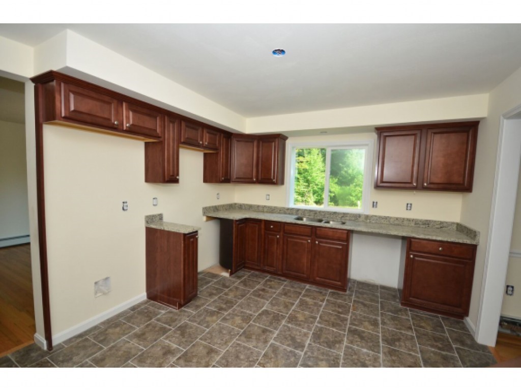 81 Deerfield Road Nottingham, NH 03290 - Photo 6 of 20