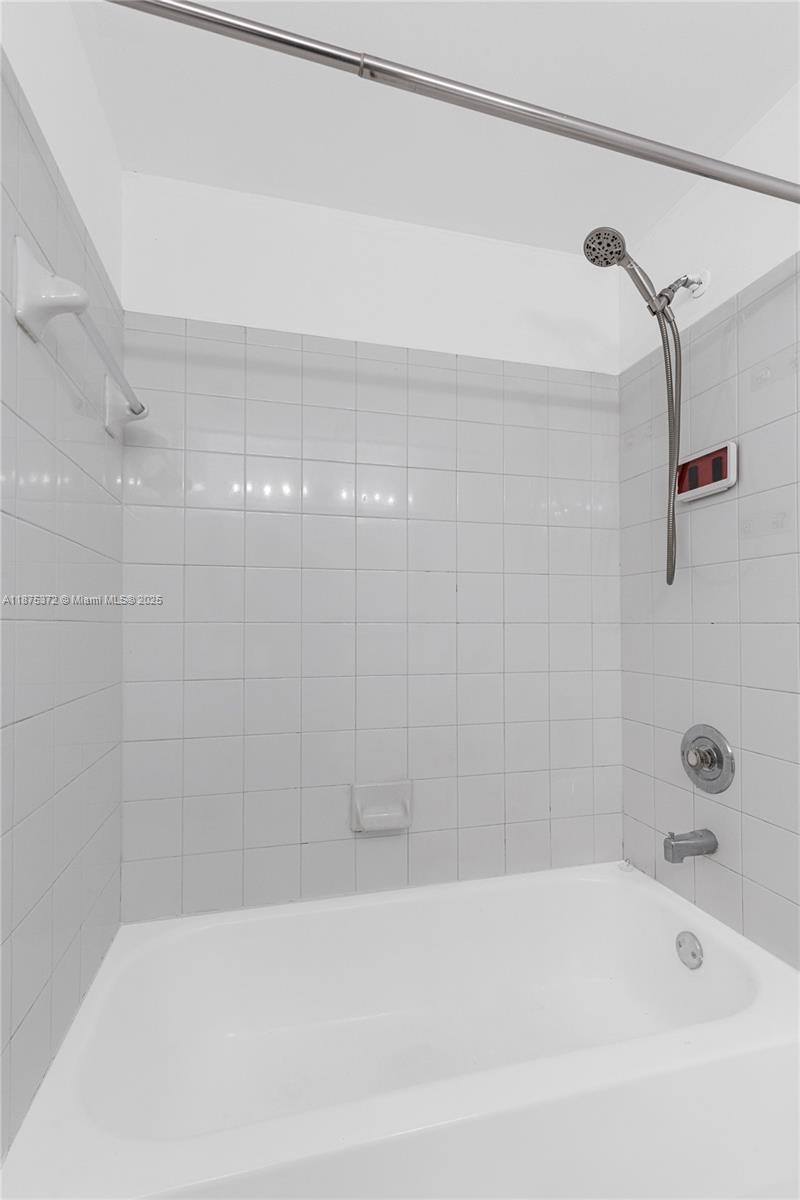 1440 Coronado Road, Unit 138 Weston, FL 33327 - Photo 24 of 38 a bathroom with a bathtub