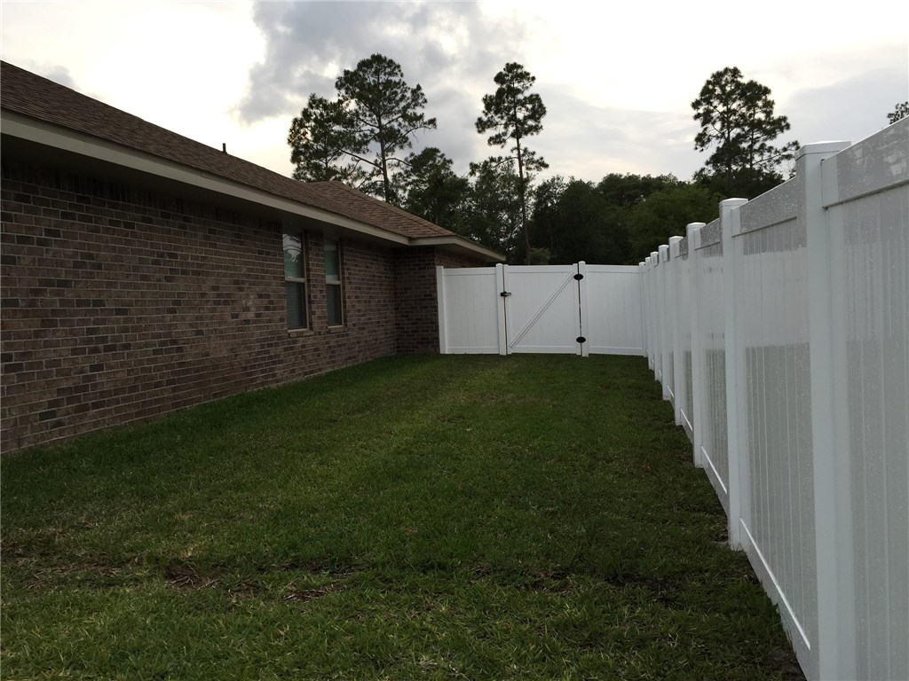 88392 Maybourne Road Yulee, FL 32097 - Photo 10 of 34 a backyard of a house with lots of green space
