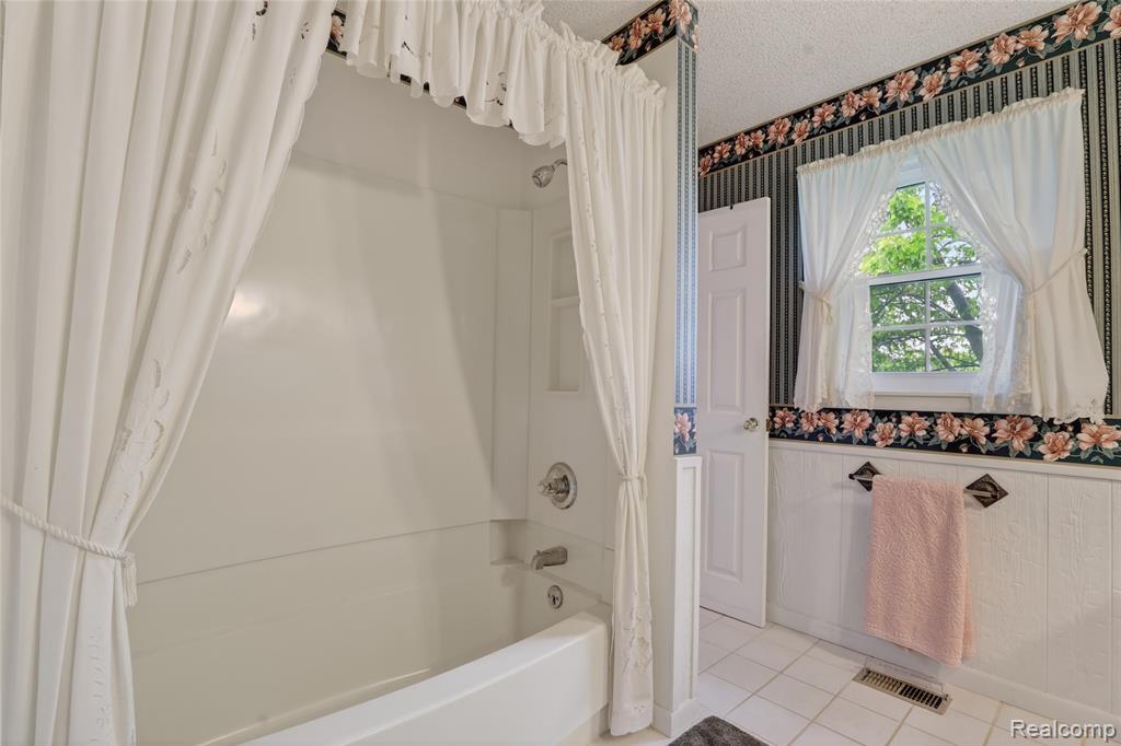 5090 Torrey Road Flint, MI 48507 - Photo 25 of 43