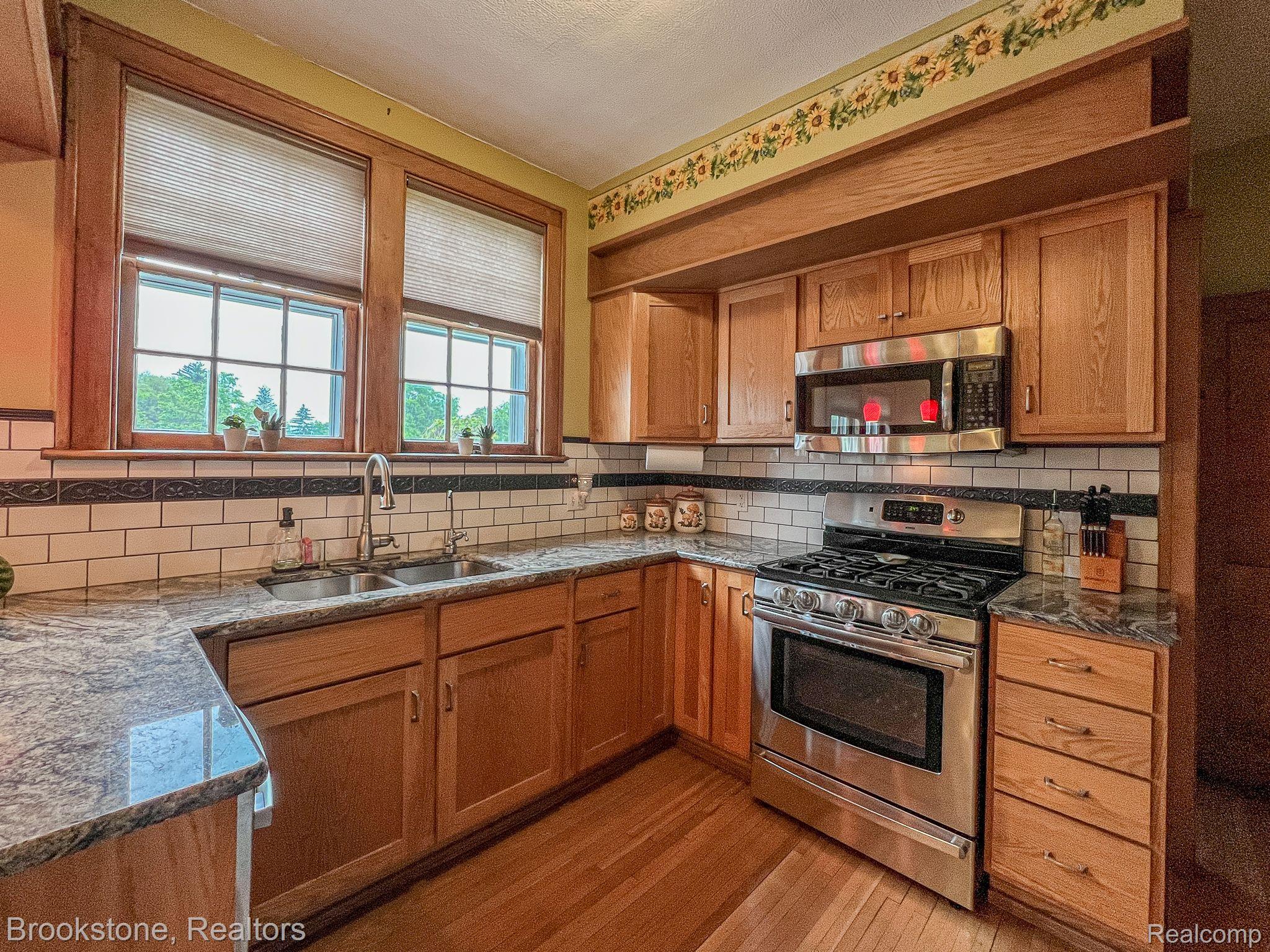 2023 Miller Road Flint, MI 48503 - Photo 6 of 40 Kitchen
