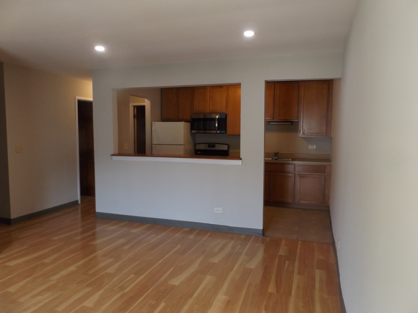 710 West Huntington Commons Road, Unit 1A Mount Prospect, IL 60056 - Photo 7 of 10 a kitchen with stainless steel appliances a refrigerator and a stove