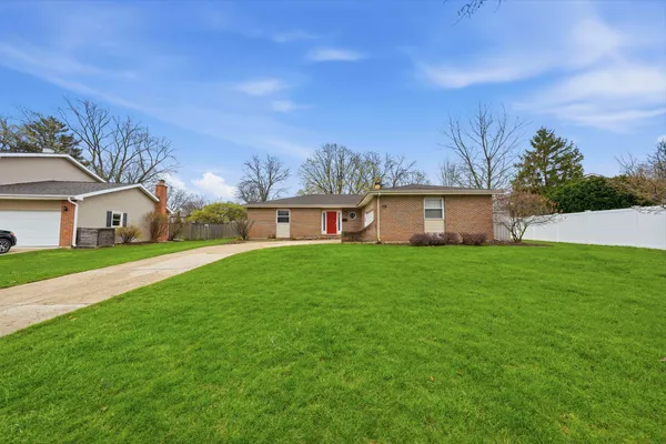 $450,000 | 2011 Brentwood Lane East, Wheaton, IL 60189