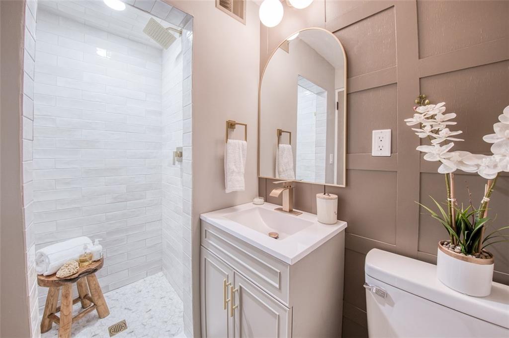 2661 Old Washington Road Pittsburgh, PA 15241 - Photo 10 of 46 Bathroom with fully tiled large shower on 1st floor.