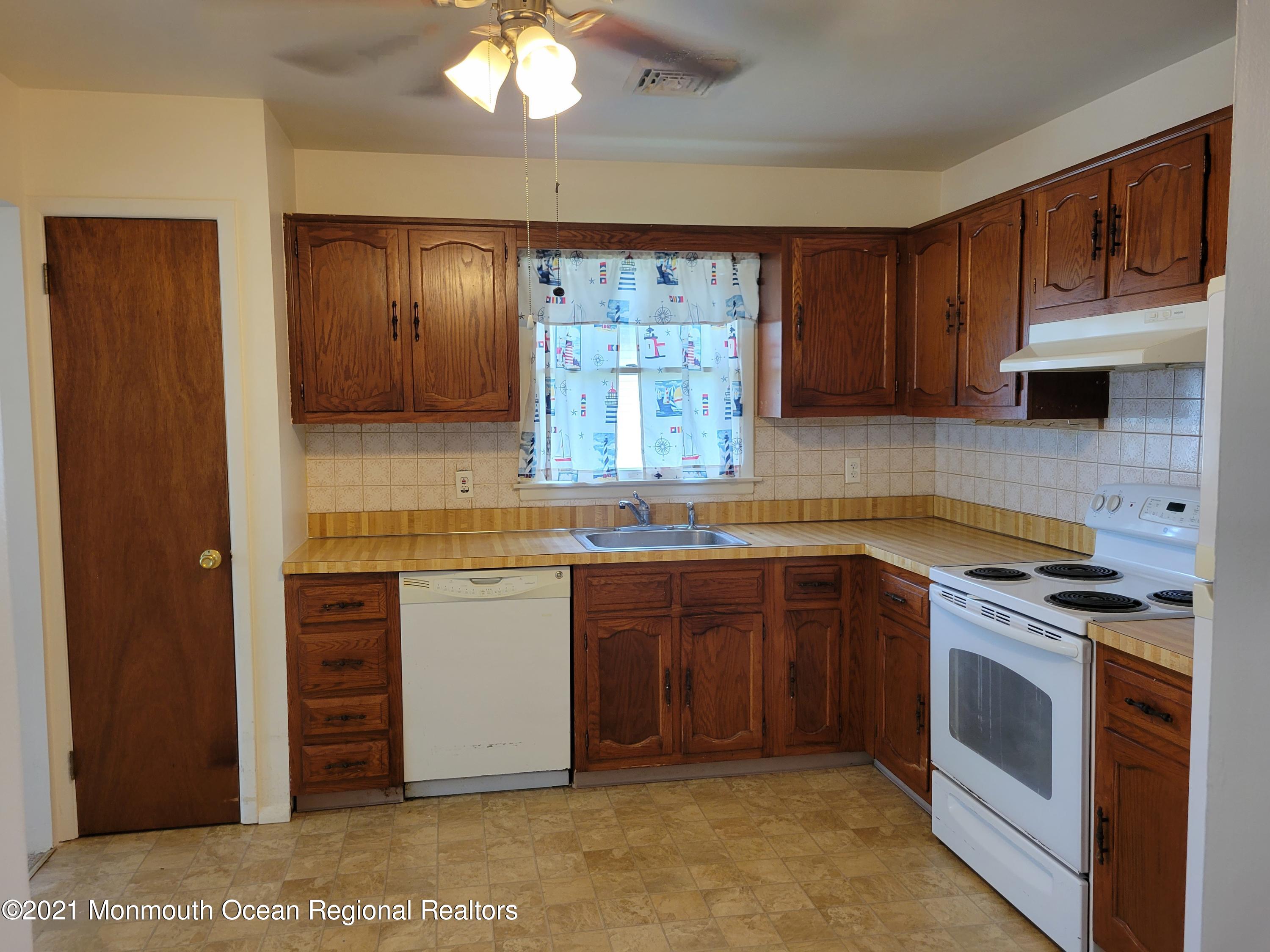 25 Magnolia Road, Unit 13 Manahawkin, NJ 08050 - Photo 4 of 13 Kitchen 1