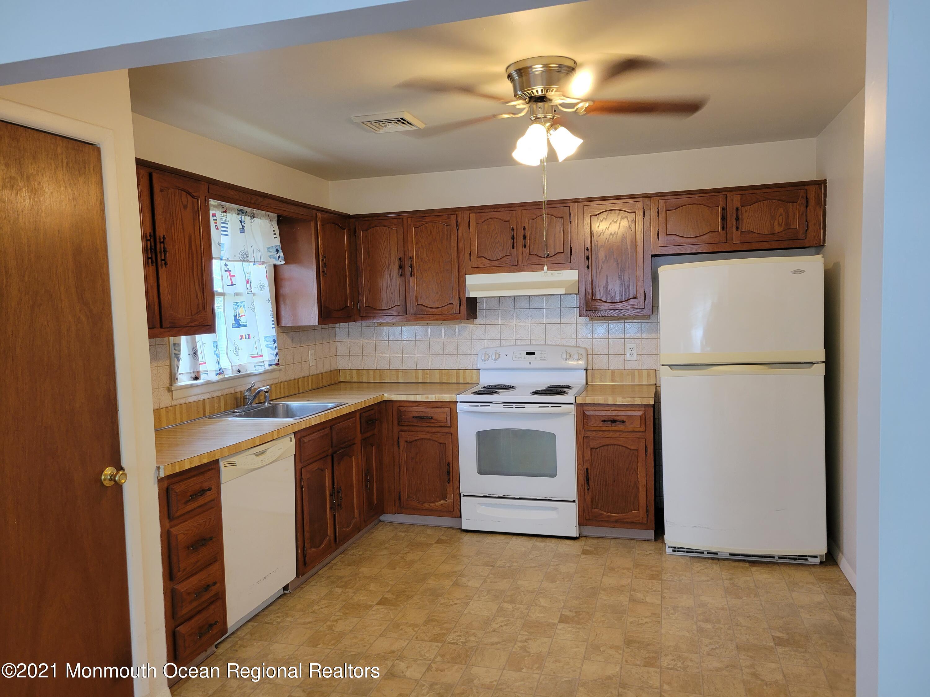 25 Magnolia Road, Unit 13 Manahawkin, NJ 08050 - Photo 6 of 13 Kitchen 3